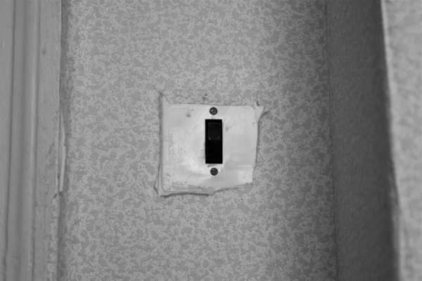 Λευκός Διακόπτης Μαύρο Κουμπί Στην Κουζίνα — Φωτογραφία Αρχείου