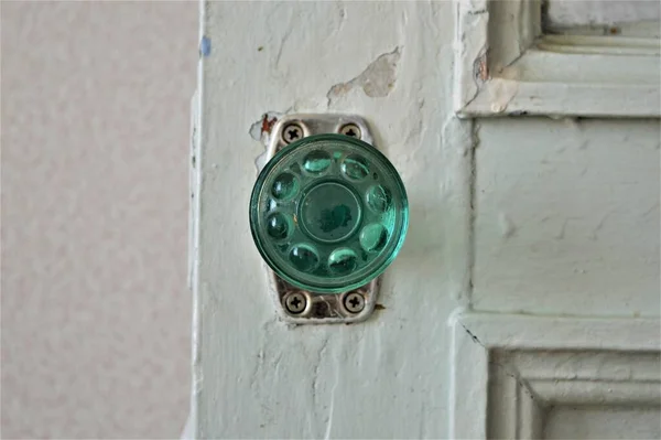Прозрачная Зеленая Стеклянная Ручка Старой Деревянной Двери Орнаментом Пилинговой Краской — стоковое фото