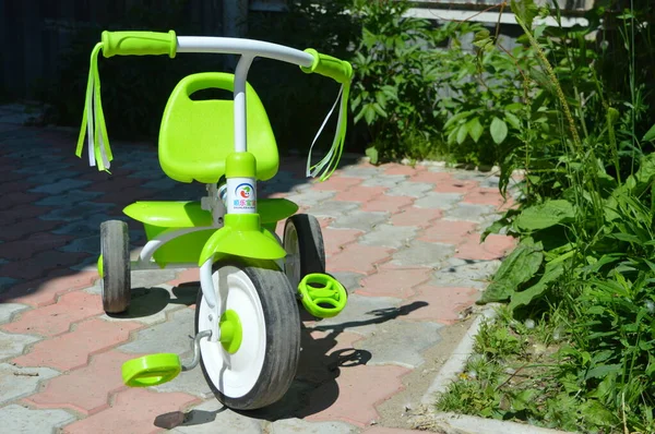 Tricycle Pour Enfants Couleur Verte Gros Plan Sur Une Tuile — Photo