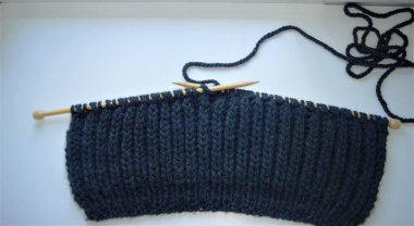 Bambu kabuklu tellerin üzerindeki lacivert iplikten örgü örüyorum.