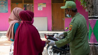 Oy verme süreci, virüsün bulaşmasını önlemek için sağlık protokolü, virüsün bulaşmasını önlemek için sağlık protokolü uygulanacak. Ponorogo, Doğu Java, Endonezya 90-12-2020