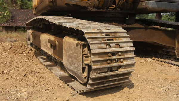 Zicht Langs Rupsonderstel Van Vuile Graafmachine Schop Met Steenachtige Grindgrond — Stockfoto