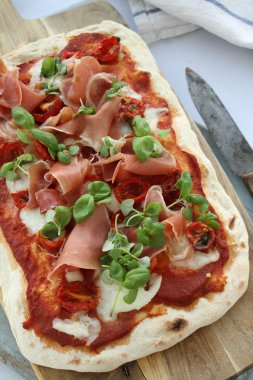 taze pişmiş Baharatlı jambon pizza