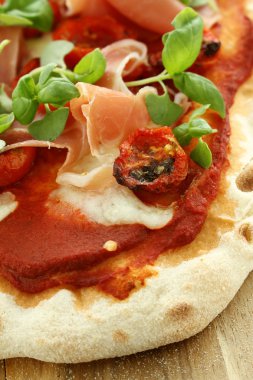 taze pişmiş Baharatlı jambon pizza