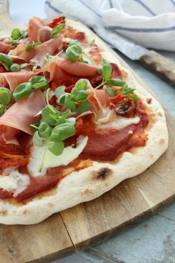 taze pişmiş Baharatlı jambon pizza