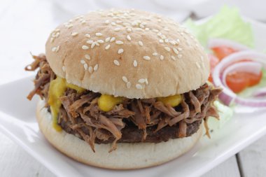 bun içinde domuz eti hamburger çekti