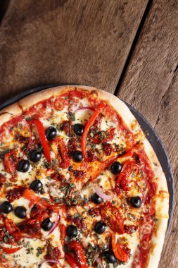 taze pişmiş baharatlı biberli pizza