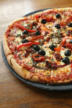 taze pişmiş baharatlı biberli pizza