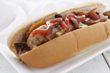 Sosisli sandviç yemek