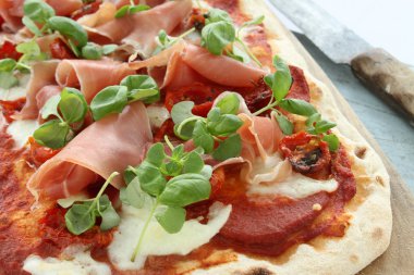 taze pişmiş Baharatlı jambon pizza