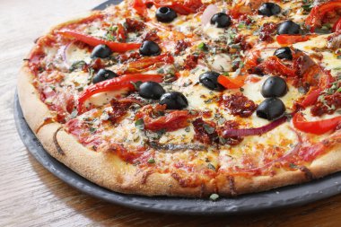 taze pişmiş baharatlı biberli pizza