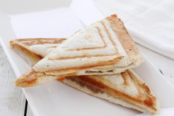 Kızarmış peynir ve domates Jambonlu sandviç — Stok fotoğraf