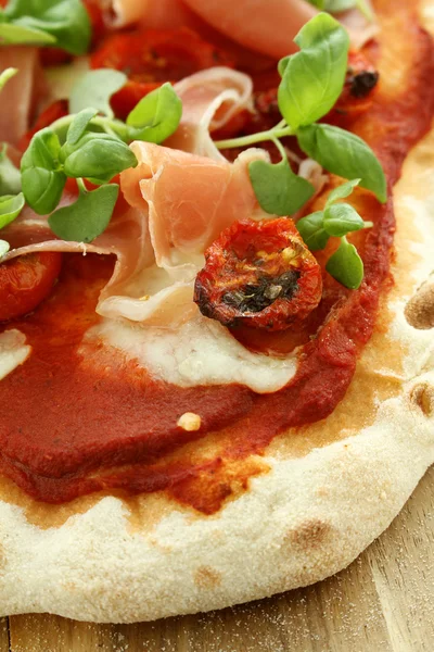 Pizza de presunto picante assado fresco — Fotografia de Stock