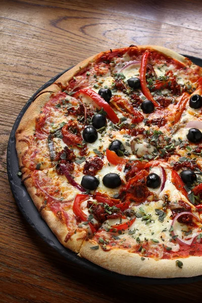 Pizza de pepperoni picante recién horneada — Foto de Stock