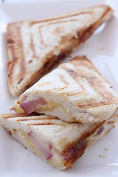 トーストのチーズとトマトのハムのサンドイッチ — ストック写真