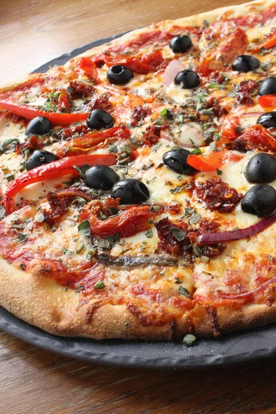 Frisch gebackene pikante Pfefferoni-Pizza — Stockfoto