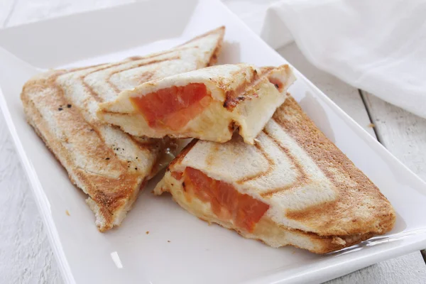 Sándwiches de queso tostado y jamón de tomate —  Fotos de Stock