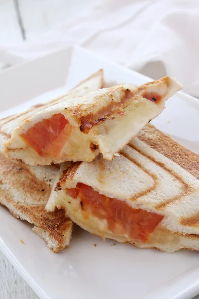 Sandwichs au fromage grillé et jambon tomate — Photo