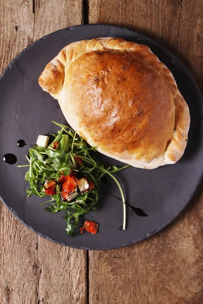 Pizza de calzone recién horneada —  Fotos de Stock