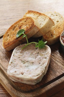 ekmek tabağı ile pate