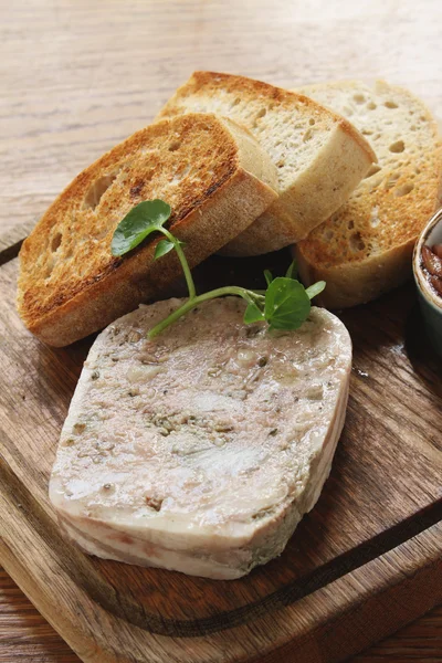 Pâté avec plateau de pain grillé — Photo