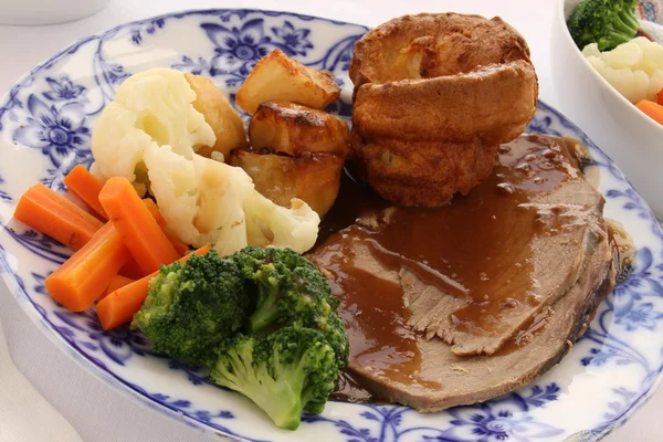 Traditional roast beef dinner — Stock Photo, Image