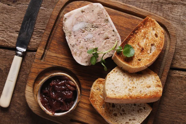 Ekmek tabağı ile pate — Stok fotoğraf