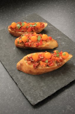 kayrak tabakta domates bruschetta