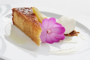 Armut çiseleyen yağmur sünger kek