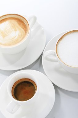 Beyaz fincan taze kahve
