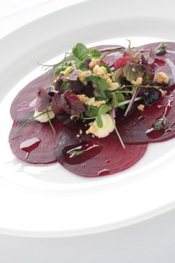 Pişmiş pancar salatası