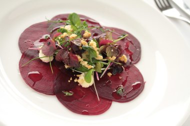 Pişmiş pancar salatası