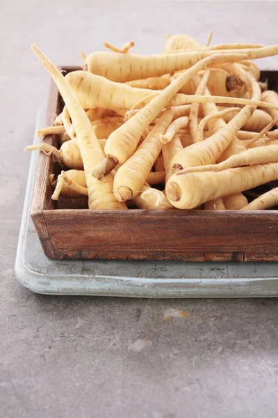 나무 접시에 젊은 parsnips — 스톡 사진