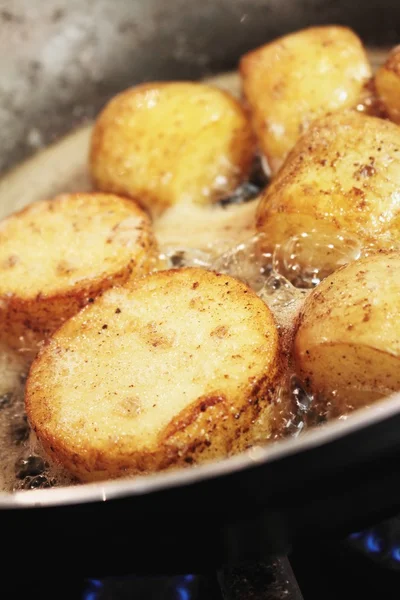 Potatoes frying in pan — Stock Photo, Image