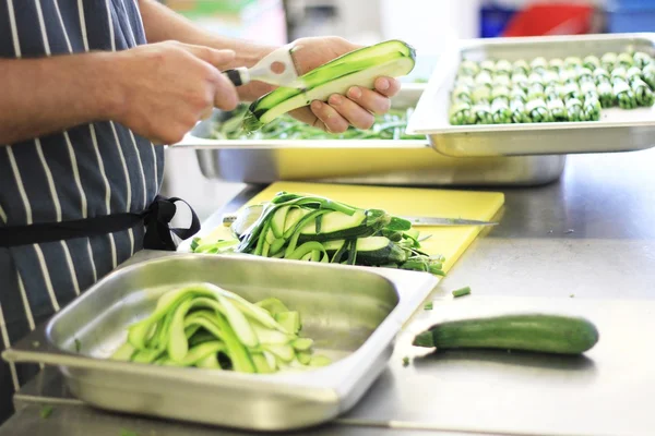 Chef preparando verduras calabacín — Foto de Stock