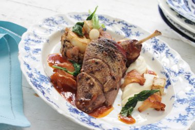 Kızarmış ördek akşam yemeği