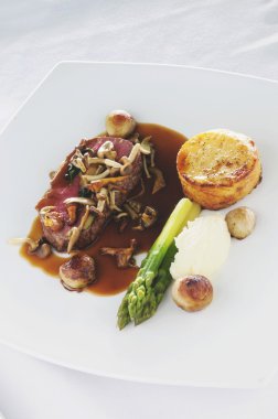 biftek yemek beyaz plaka üzerinde