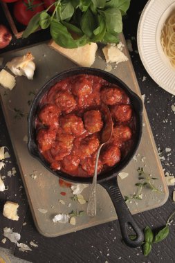 İtalyan spagetti köfteyle