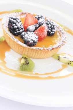 tatlı puding beyaz plaka üzerinde