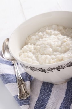 yulaf lapası kahvaltı beyaz kase