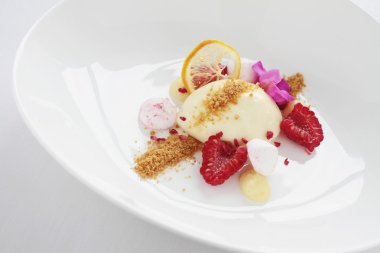 Panna cotta tatlı