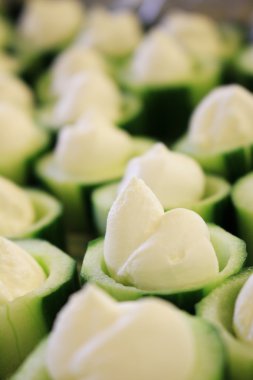 karides kanepe ahşap tahta üzerinde