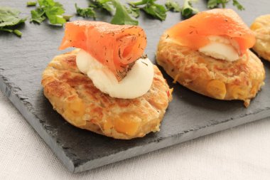 füme somon kanepeler