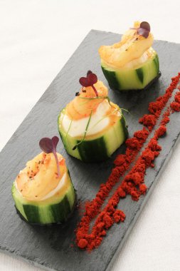 karides kanepe ahşap tahta üzerinde