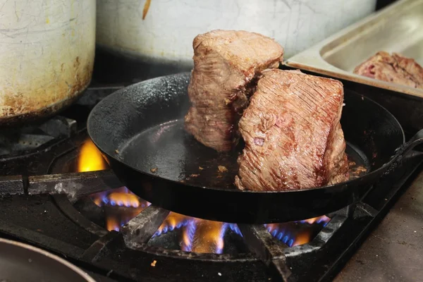 Bifes cozinhar no fogão — Fotografia de Stock
