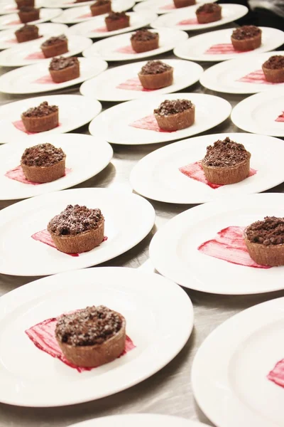 Tartas de chocolate en platos —  Fotos de Stock
