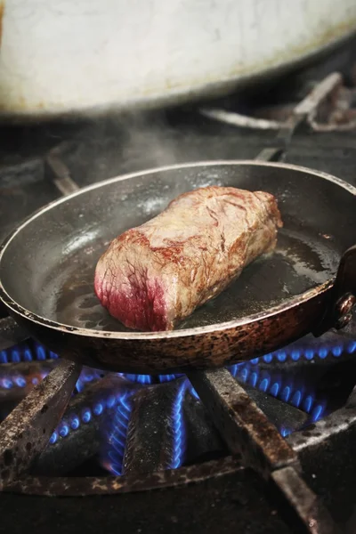 Cottura delle bistecche sui fornelli — Foto Stock