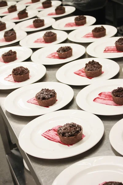 Čokoládové dortíky na miskách — Stock fotografie