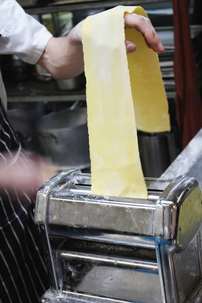 Kocken skär pasta former — Stockfoto