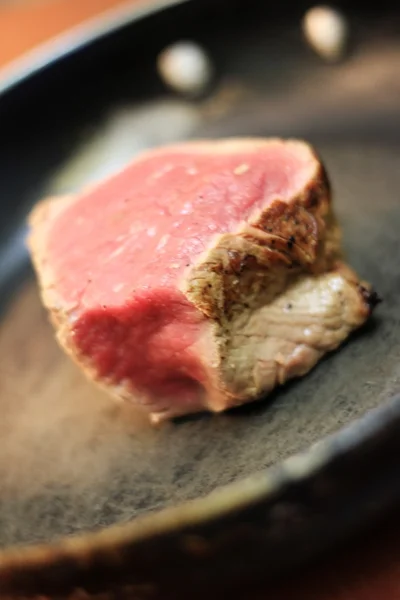 Filete de cerdo abrasador en la sartén — Foto de Stock